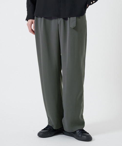 CULLNI(クルニ)の「別注 BELTED TAPERD PANTS(スラックス・メンズ・ダークグレー/ブラック・1/2)」の1枚目の写真