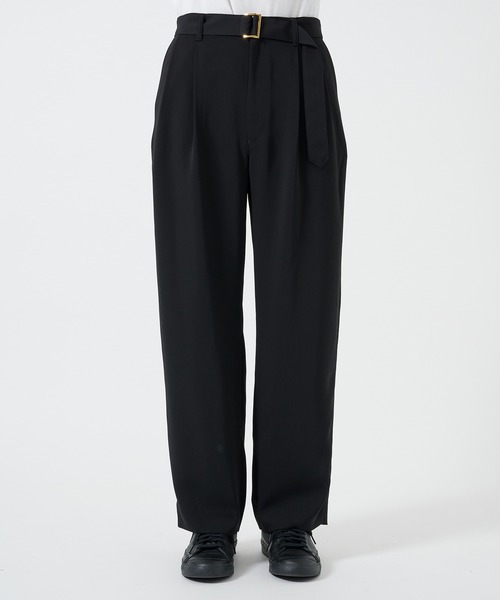 CULLNI(クルニ)の「別注 BELTED TAPERD PANTS(スラックス・メンズ・ダークグレー/ブラック・1/2)」の4枚目の写真