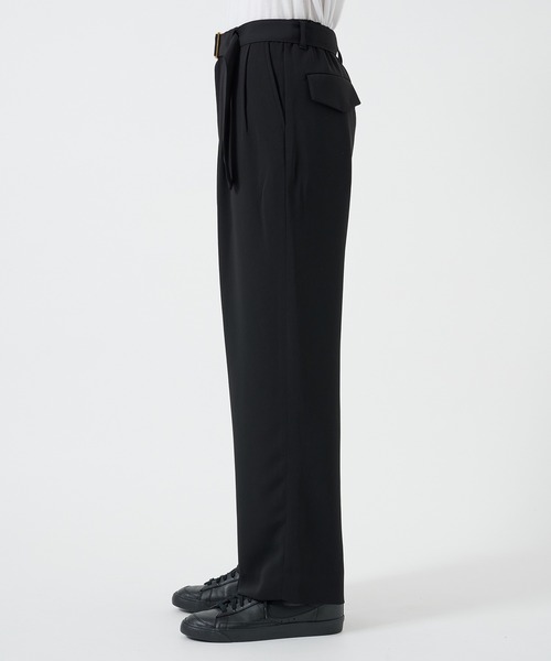 CULLNI(クルニ)の「別注 BELTED TAPERD PANTS(スラックス・メンズ・ダークグレー/ブラック・1/2)」の5枚目の写真