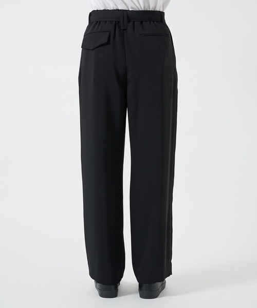 CULLNI(クルニ)の「別注 BELTED TAPERD PANTS(スラックス・メンズ・ダークグレー/ブラック・1/2)」の6枚目の写真