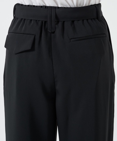 CULLNI(クルニ)の「別注 BELTED TAPERD PANTS(スラックス・メンズ・ダークグレー/ブラック・1/2)」の7枚目の写真