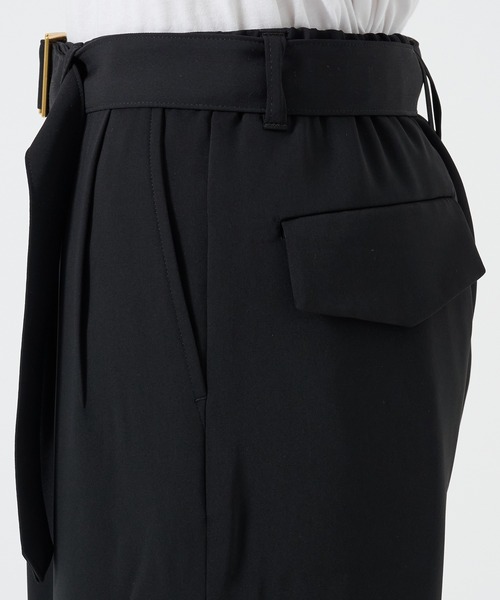 CULLNI(クルニ)の「別注 BELTED TAPERD PANTS(スラックス・メンズ・ダークグレー/ブラック・1/2)」の8枚目の写真