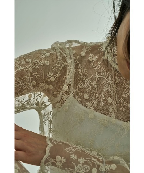 marjour（マージュール）の「COTTON V NECK BLOUSE（シャツ