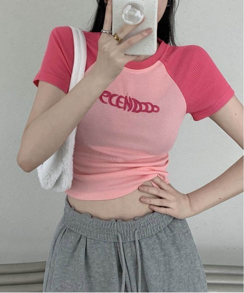 maison de LATIR(メゾンドラティール)の「バイカラーロゴショート丈Tシャツ(Tシャツ/カットソー・レディース・ネイビー/ピンク・FREE)」の15枚目の写真