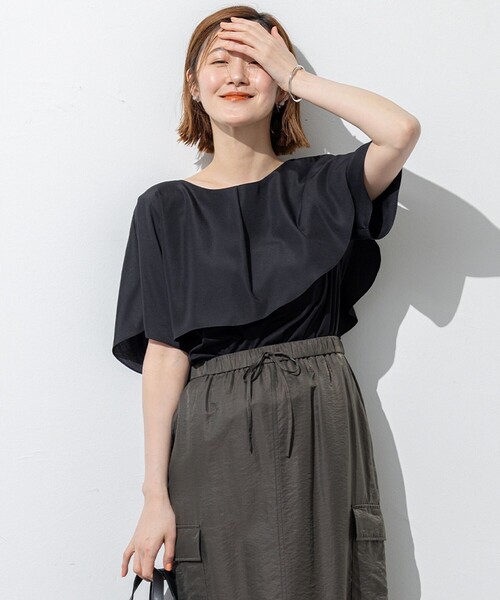 23区 L(ニジュウサンクオオキイサイズ)の「【汗じみ防止/洗える】スムースデザイン ラッフルカラー カットソー(Tシャツ/カットソー・レディース・ダークブラウン系/ブラック系/オールドローズ系・44/46/48)」の2枚目の写真
