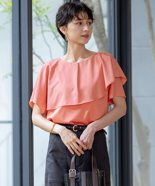 23区 L(ニジュウサンクオオキイサイズ)の「【汗じみ防止/洗える】スムースデザイン ラッフルカラー カットソー(Tシャツ/カットソー・レディース・ダークブラウン系/ブラック系/オールドローズ系・44/46/48)」の1枚目の写真
