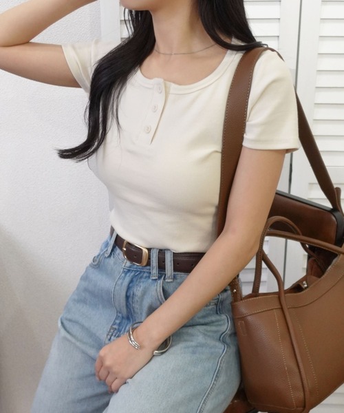 unnu(ユヌ)の「ヘンリーネックリブTシャツ(Tシャツ/カットソー・レディース・グレー/ブラック/ホワイト/ライトイエロー・F)」の4枚目の写真