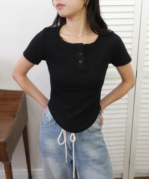 unnu(ユヌ)の「ヘンリーネックリブTシャツ(Tシャツ/カットソー・レディース・グレー/ブラック/ホワイト/ライトイエロー・F)」の2枚目の写真