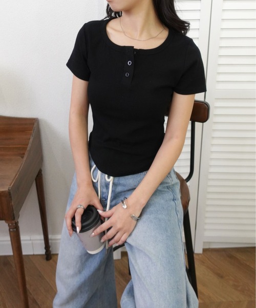 unnu(ユヌ)の「ヘンリーネックリブTシャツ(Tシャツ/カットソー・レディース・グレー/ブラック/ホワイト/ライトイエロー・F)」の11枚目の写真