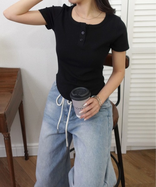 unnu(ユヌ)の「ヘンリーネックリブTシャツ(Tシャツ/カットソー・レディース・グレー/ブラック/ホワイト/ライトイエロー・F)」の12枚目の写真