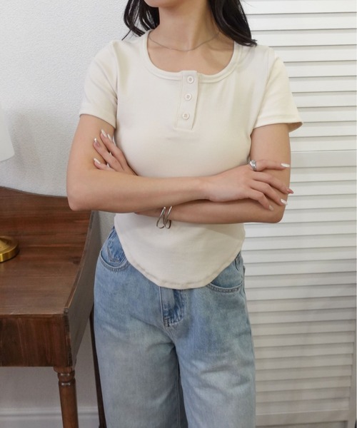 unnu(ユヌ)の「ヘンリーネックリブTシャツ(Tシャツ/カットソー・レディース・グレー/ブラック/ホワイト/ライトイエロー・F)」の16枚目の写真