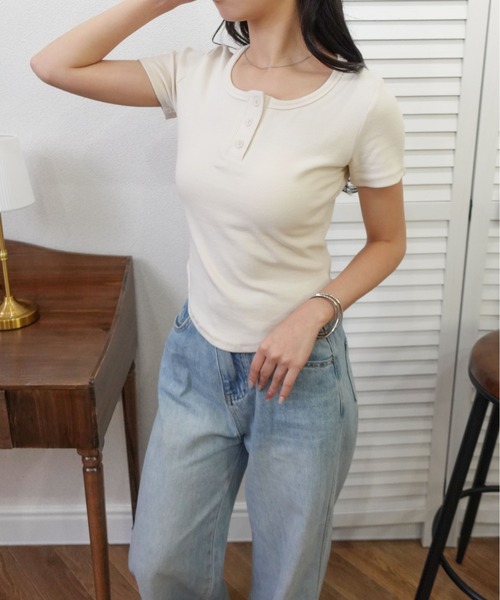 unnu(ユヌ)の「ヘンリーネックリブTシャツ(Tシャツ/カットソー・レディース・グレー/ブラック/ホワイト/ライトイエロー・F)」の17枚目の写真