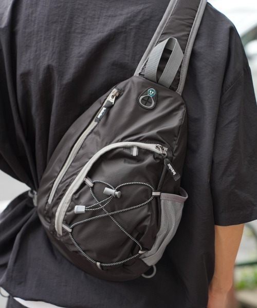 BROKEN BASE(ブロークンベース)の「撥水ナイロンワンショルダーバッグ(ショルダーバッグ・メンズ・ネイビー/オレンジ/ブラック/カーキ/ブルー・フリー)」の6枚目の写真