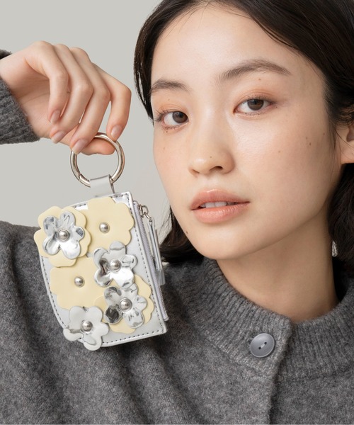 Casselini(キャセリーニ)の「Casselini(キャセリーニ)フラワーモチーフコインケース(コインケース・レディース・レッド/ブラック/シルバー・FREE)」の3枚目の写真