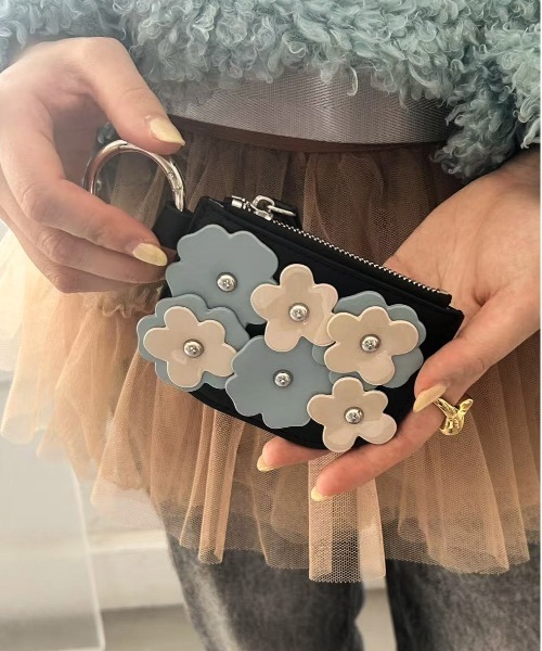 Casselini(キャセリーニ)の「Casselini(キャセリーニ)フラワーモチーフコインケース(コインケース・レディース・レッド/ブラック/シルバー・FREE)」の2枚目の写真