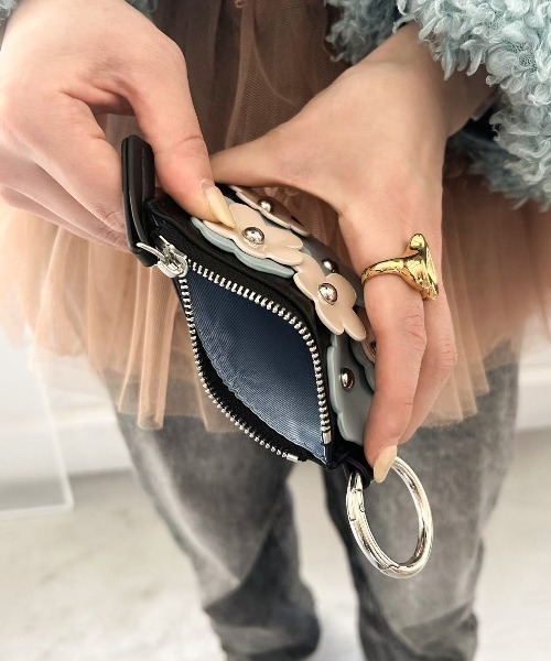 Casselini(キャセリーニ)の「Casselini(キャセリーニ)フラワーモチーフコインケース(コインケース・レディース・レッド/ブラック/シルバー・FREE)」の6枚目の写真