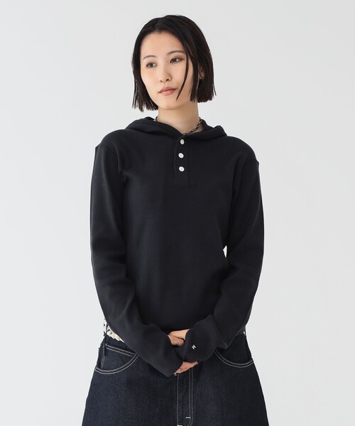 maturely(マチュアリー)の「【別注】Healthknit × maturely / フーデッド ヘンリー ロングスリーブ(Tシャツ/カットソー・レディース・その他/ブラック/ナチュラル・ONE SIZE)」の1枚目の写真