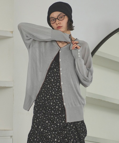 loin nuit(ロワンニュイ)の「sheer color scheme cardigan / シアーカラースキームカーディガン(カーディガン/ボレロ・レディース・レッド/ネイビー/グレー・FREE)」の11枚目の写真