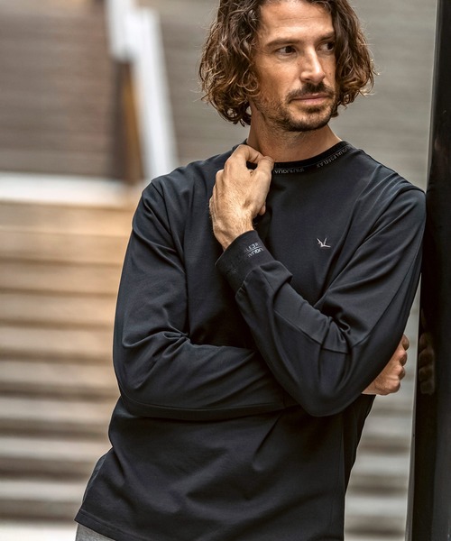 1PIU1UGUALE3  RELAX （ウノピゥウノウグァーレトレ リラックス）の「1PIU1UGUALE3 RELAX(ウノピゥウノウグァーレトレ リラックス)ネックライン ダブルロゴ スマートシルエット シルケット生地 長袖Tシャツ ロングTシャツ（Tシャツ/カットソー・メンズ・カーキ/ブラック/ホワイト・XXL/S/M/L/XL）」の2枚目の写真