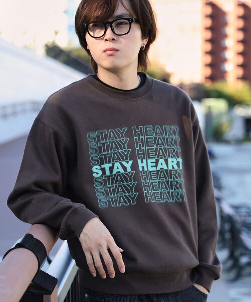 FFEIN（フェイン）の「【FFEIN（フェイン）】ヘビーウエイトぼかしメッセージロゴスウェット / 裏起毛 スウェット クルーネック プリント（スウェット・メンズ・ブラウン/アッシュグレー/ネイビー/その他1/ブラック・SMALL/MEDIUM/LARGE）」の4枚目の写真