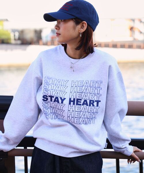 FFEIN（フェイン）の「【FFEIN（フェイン）】ヘビーウエイトぼかしメッセージロゴスウェット / 裏起毛 スウェット クルーネック プリント（スウェット・メンズ・ブラウン/アッシュグレー/ネイビー/その他1/ブラック・SMALL/MEDIUM/LARGE）」の3枚目の写真