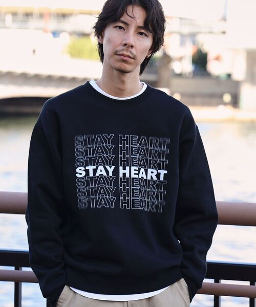 FFEIN（フェイン）の「【FFEIN（フェイン）】ヘビーウエイトぼかしメッセージロゴスウェット / 裏起毛 スウェット クルーネック プリント（スウェット・メンズ・ブラウン/アッシュグレー/ネイビー/その他1/ブラック・SMALL/MEDIUM/LARGE）」の2枚目の写真