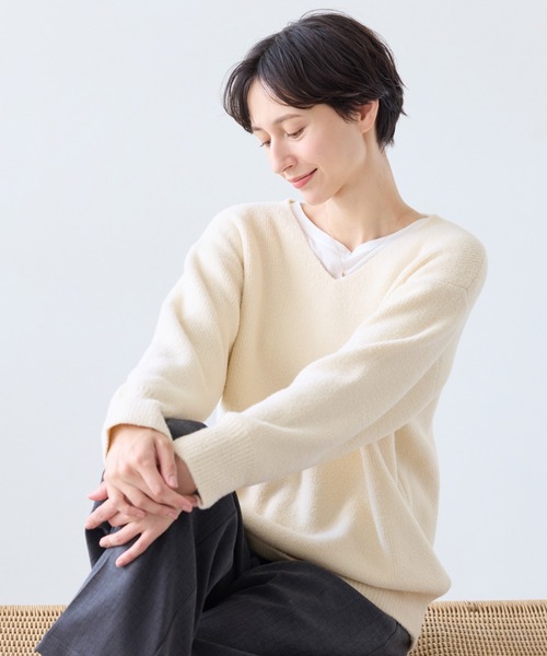 ROPE' PICNIC（ロペピクニック）の「【新色追加】スフレニットシリーズ Vネックニットプルオーバー/イージーケア・リンクコーデ（ニット/セーター・レディース・ライトグレー/ブラック/ダークブラウン/レッド/ブルー/キナリ/ピンク系その他2/クリーム/ベージュ/ラベンダー/ダークラベンダー・FREE）」の2枚目の写真