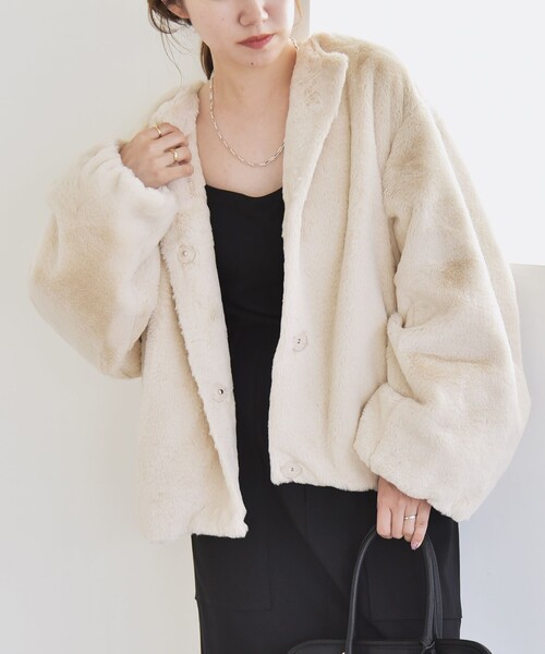 ベージュ ファーショートジャケット quaranciel: フェイクファー ノーカラー ショート ジャケット（その他
