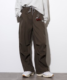 .works チャーム付パラシュートパンツ