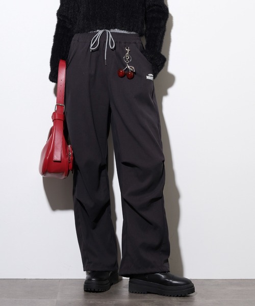 .WORKS(ドットワークス)の「.works チャーム付パラシュートパンツ(その他パンツ・レディース・カーキ/ブラック/ダークグレー・M)」の2枚目の写真
