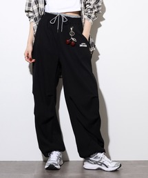 .works チャーム付パラシュートパンツ