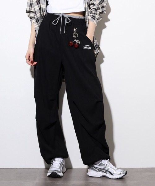 .WORKS(ドットワークス)の「.works チャーム付パラシュートパンツ(その他パンツ・レディース・カーキ/ブラック/ダークグレー・M)」の1枚目の写真