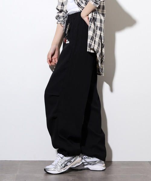 .WORKS(ドットワークス)の「.works チャーム付パラシュートパンツ(その他パンツ・レディース・カーキ/ブラック/ダークグレー・M)」の7枚目の写真