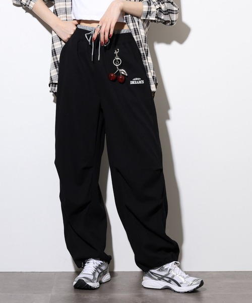 .WORKS(ドットワークス)の「.works チャーム付パラシュートパンツ(その他パンツ・レディース・カーキ/ブラック/ダークグレー・M)」の4枚目の写真