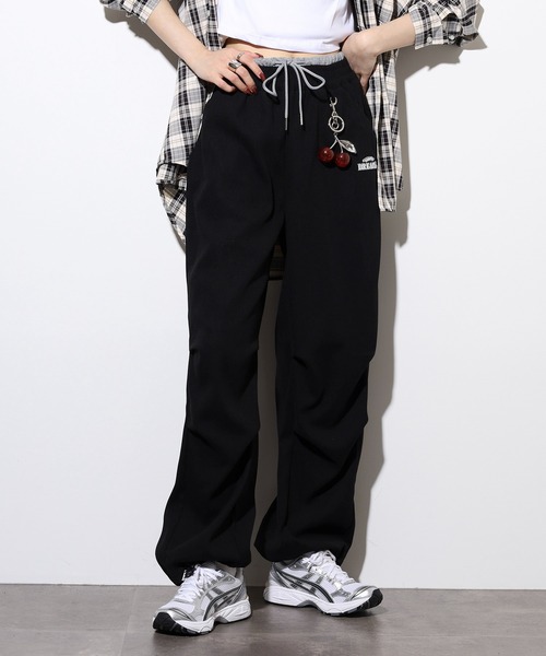 .WORKS(ドットワークス)の「.works チャーム付パラシュートパンツ(その他パンツ・レディース・カーキ/ブラック/ダークグレー・M)」の5枚目の写真