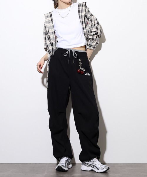 .WORKS(ドットワークス)の「.works チャーム付パラシュートパンツ(その他パンツ・レディース・カーキ/ブラック/ダークグレー・M)」の8枚目の写真