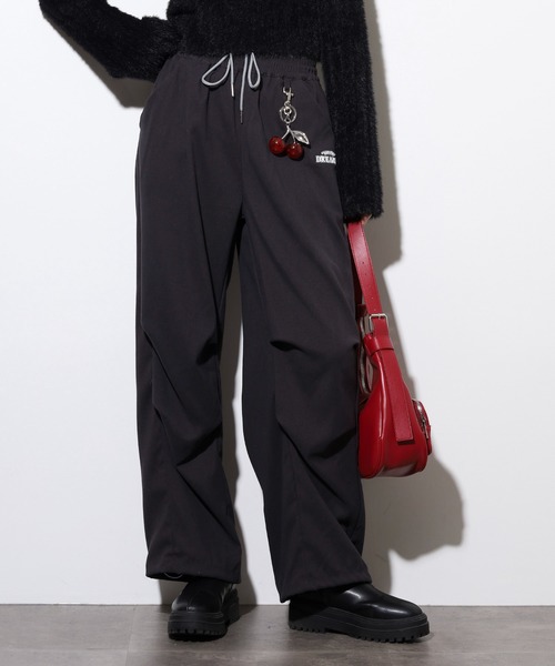 .WORKS(ドットワークス)の「.works チャーム付パラシュートパンツ(その他パンツ・レディース・カーキ/ブラック/ダークグレー・M)」の9枚目の写真