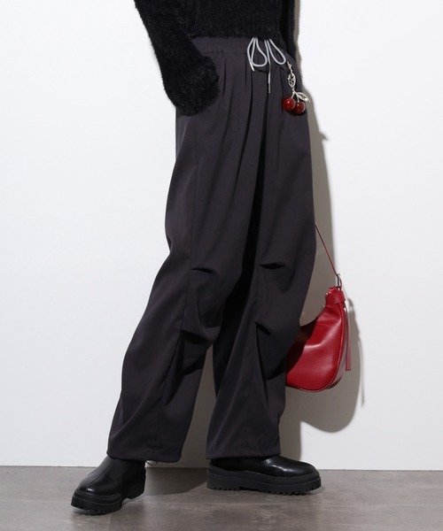 .WORKS(ドットワークス)の「.works チャーム付パラシュートパンツ(その他パンツ・レディース・カーキ/ブラック/ダークグレー・M)」の11枚目の写真