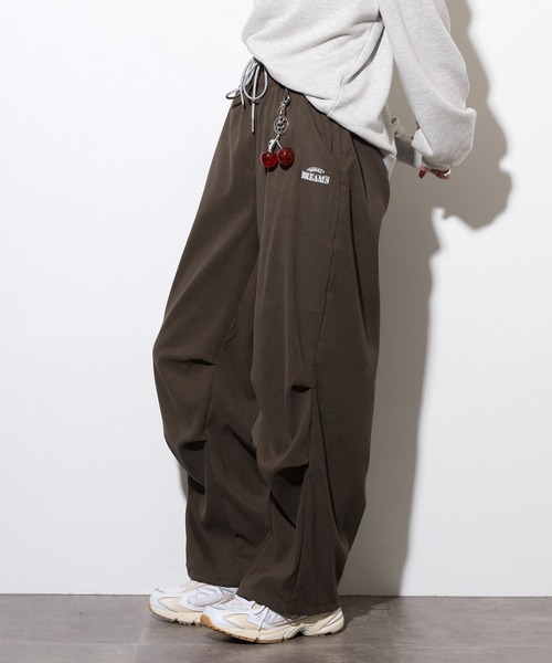 .WORKS(ドットワークス)の「.works チャーム付パラシュートパンツ(その他パンツ・レディース・カーキ/ブラック/ダークグレー・M)」の17枚目の写真