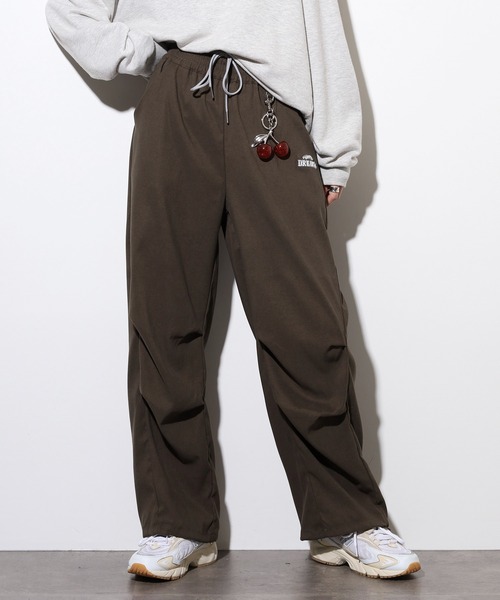 .WORKS(ドットワークス)の「.works チャーム付パラシュートパンツ(その他パンツ・レディース・カーキ/ブラック/ダークグレー・M)」の14枚目の写真