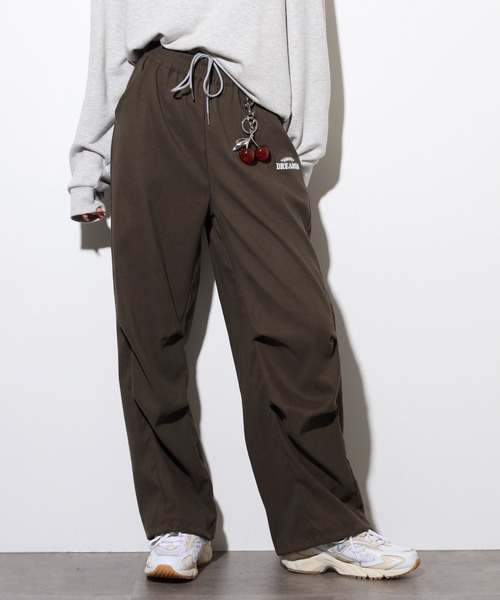 .WORKS(ドットワークス)の「.works チャーム付パラシュートパンツ(その他パンツ・レディース・カーキ/ブラック/ダークグレー・M)」の15枚目の写真
