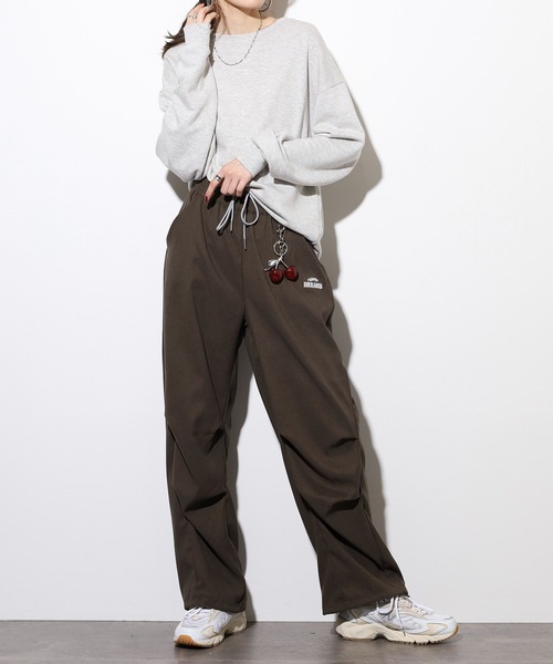 .WORKS(ドットワークス)の「.works チャーム付パラシュートパンツ(その他パンツ・レディース・カーキ/ブラック/ダークグレー・M)」の18枚目の写真