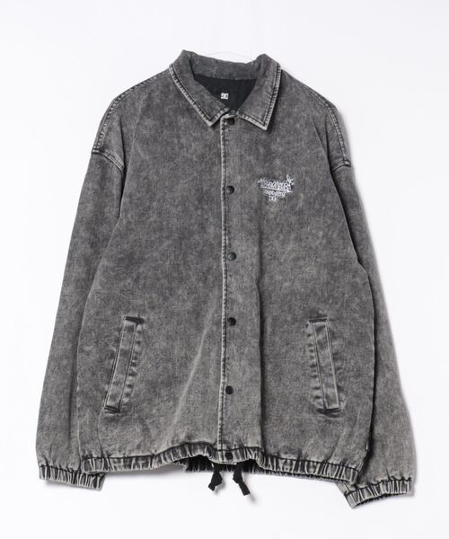 DC SHOES(ディーシーシューズ)の「25 COACHES JACKET /DCロゴ刺繍ワンポイントオーバーサイズコーチジャケット(その他アウター・メンズ・ブラック系その他/ライトブルー/ライトインディゴブルー/ブラック系その他2/ブラック系その他3・MEDIUM/X-LARGE/LARGE)」の2枚目の写真