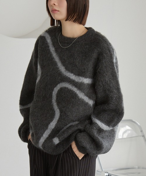 MONO-MART(モノマート)の「モヘアタッチ エンブロイダリー柄 オーバーサイズ クルーネックニット(ニット/セーター・レディース・チャコールグレー/ブラウン/ネイビー/アイボリー/ブラック・L/M)」の3枚目の写真