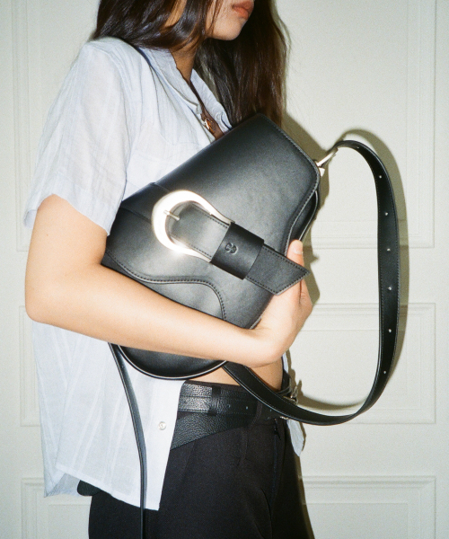 IUGAMAKARAS（イウガマカラス）の「H-Buckle Holster Bag（ショルダーバッグ・レディース・その他・FREE）」の8枚目の写真