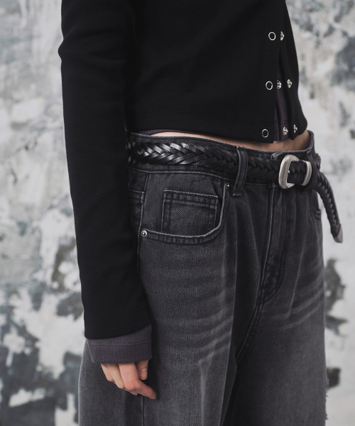 MUSINSA STANDARD WOMAN（ムシンサスタンダードウーマン）の「ウィメンズデストロイドルーズストレートデニムパンツ[ウォッシュドブラック]（デニムパンツ・レディース・その他・30/24/25/26/27/28/29）」の5枚目の写真