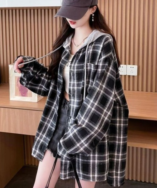 cammie(キャミー)の「カジュアルフード付きチェックシャツ(シャツ/ブラウス・レディース・ブラック/ネイビー・M/L)」の1枚目の写真