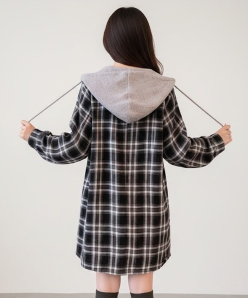 cammie(キャミー)の「カジュアルフード付きチェックシャツ(シャツ/ブラウス・レディース・ブラック/ネイビー・M/L)」の4枚目の写真