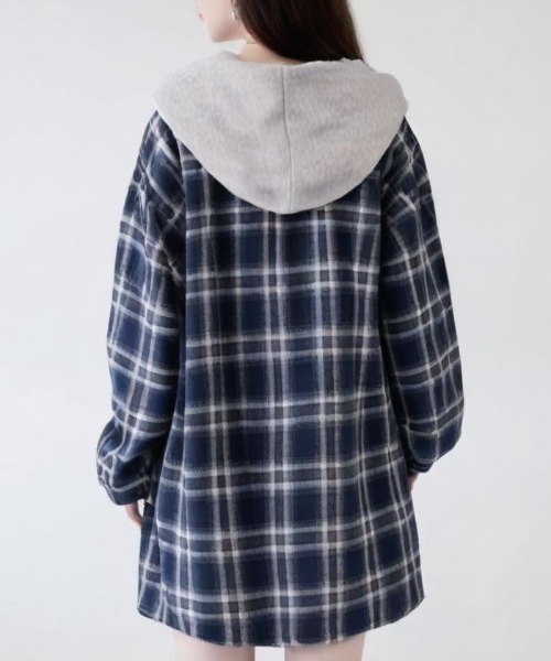 cammie(キャミー)の「カジュアルフード付きチェックシャツ(シャツ/ブラウス・レディース・ブラック/ネイビー・M/L)」の6枚目の写真