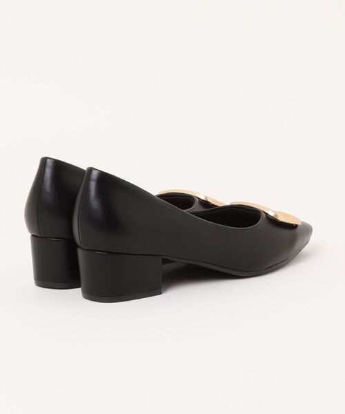 Doux archives(ドゥアルシーヴ)の「ゴールドバックルポインテッドパンプス(パンプス・レディース・アイボリー/ブラック・MEDIUM/LARGE)」の3枚目の写真